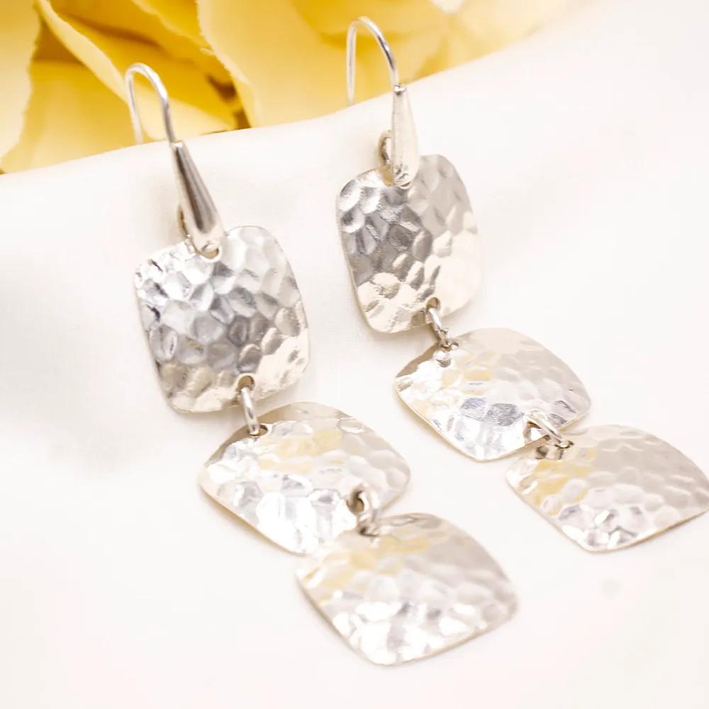 ARETES LARGOS DE PLATA CUADRADOS