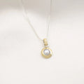 Cadena y dije en plata con perla natural  con lámina de oro