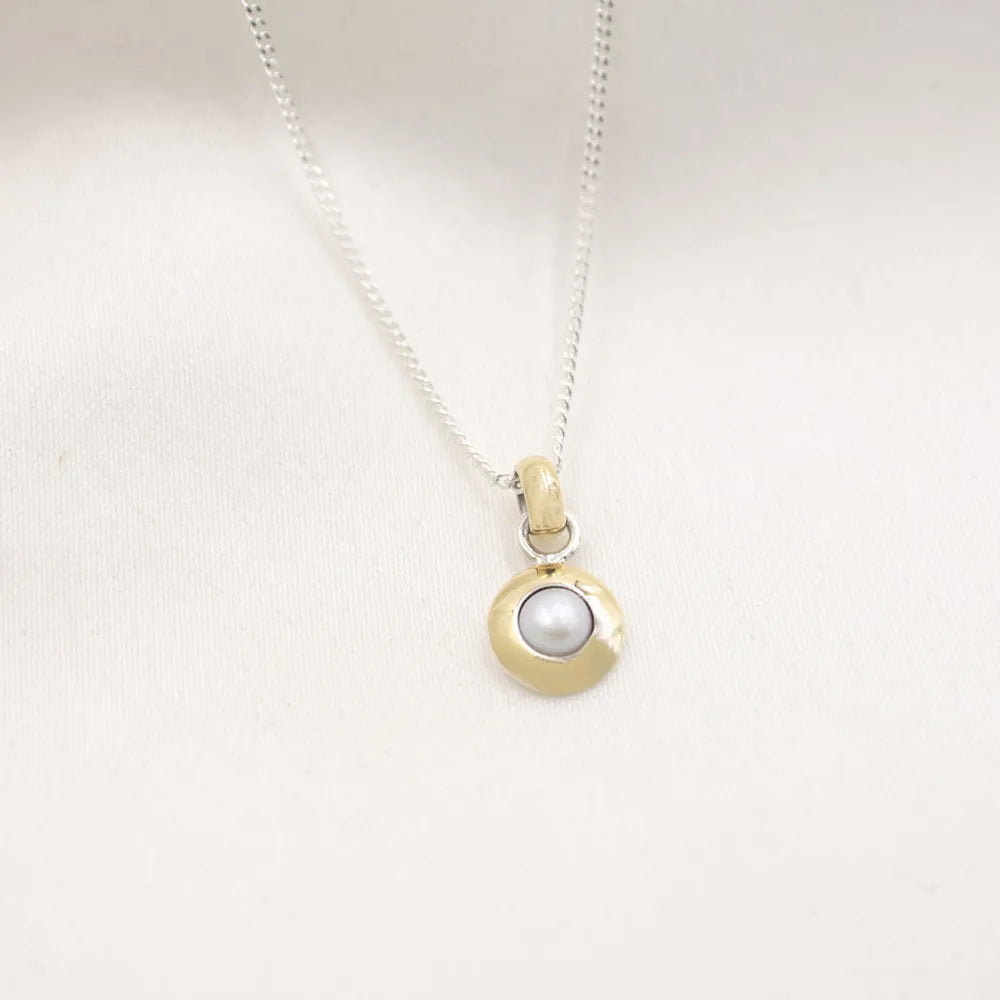Cadena y dije en plata con perla natural  con lámina de oro