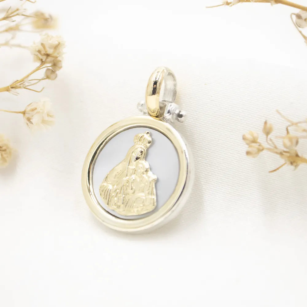 Dije Virgen del Carmen en nácar plata 950 laminado en Oro 18K