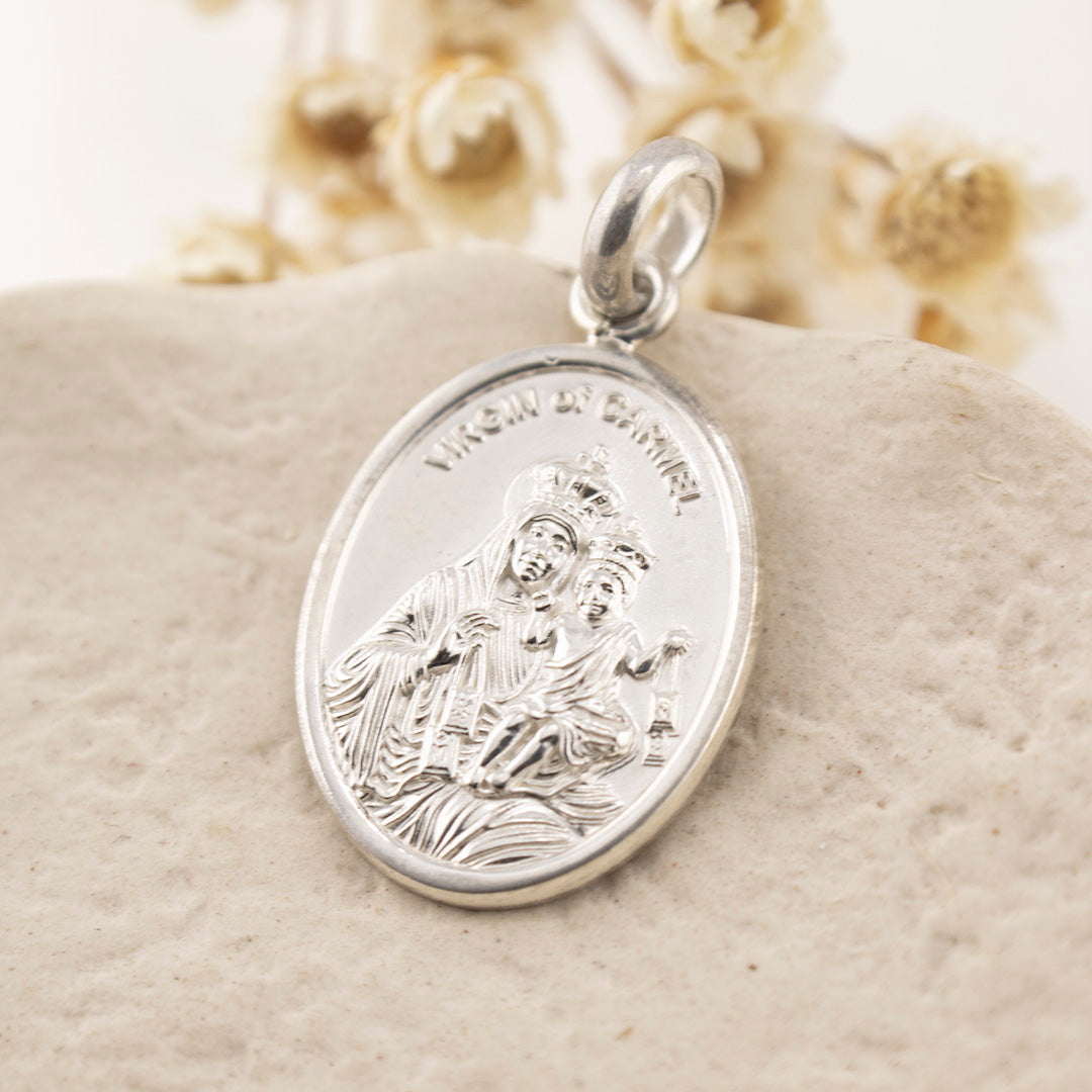 Dije de plata de la Virgen del Carmen