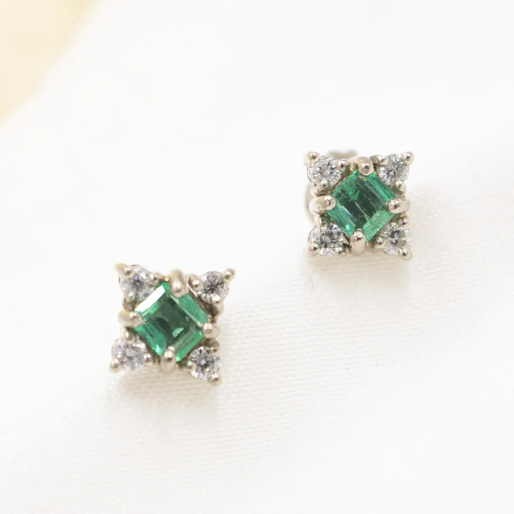 Aretes en Oro  blanco 18K con esmeralda y diamantes