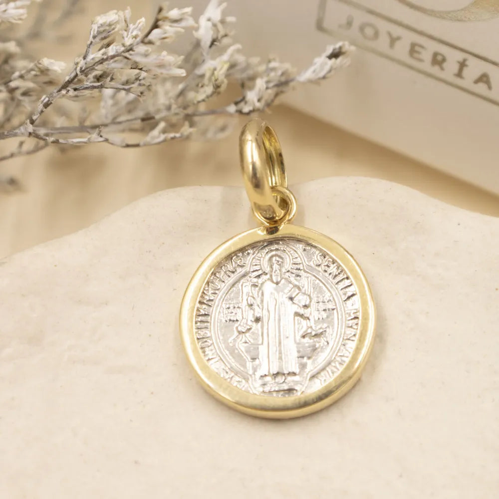 DIJE DE PLATA CON BISEL DE ORO SAN BENITO