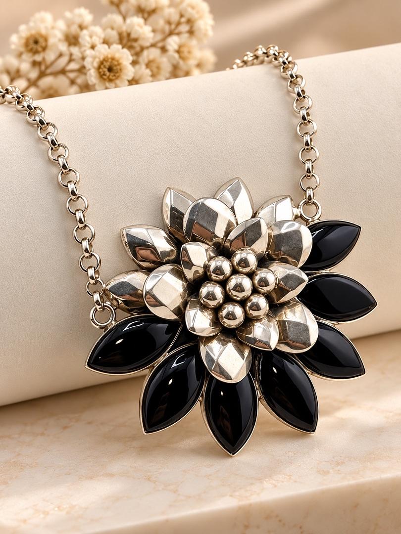 COLLAR CON FLOR GRANDE PLATA