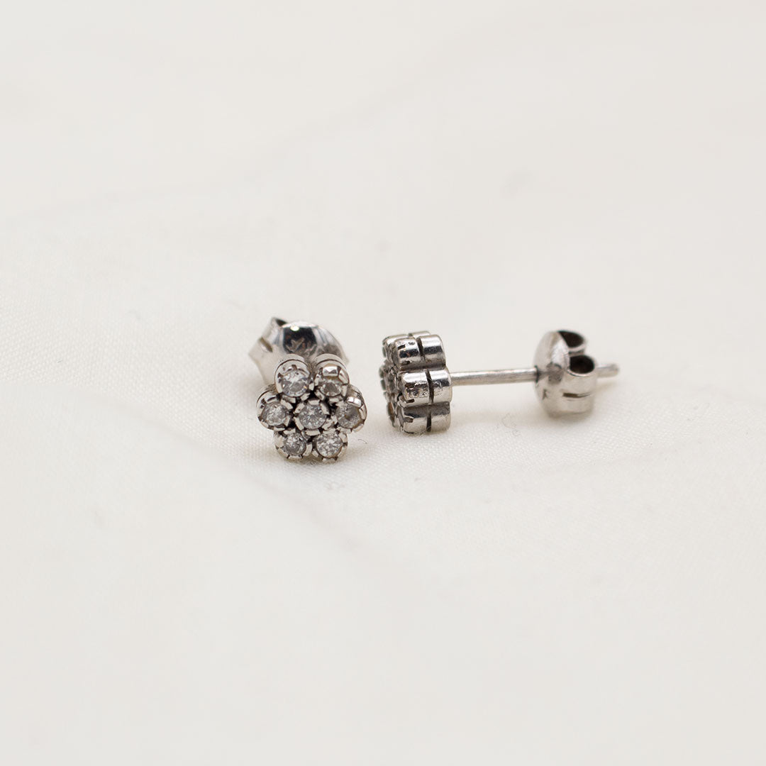 ARETES ROSETAS EN ORO BLANCO 18K