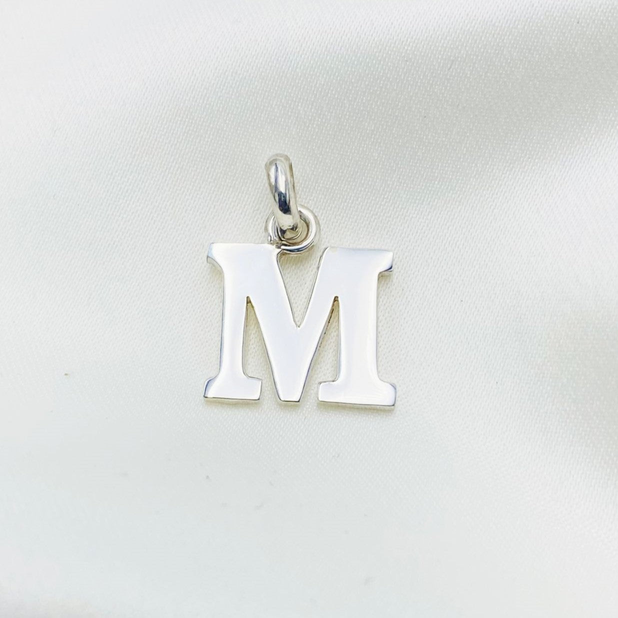 DIJE DE PLATA INCIAL M
