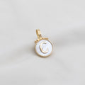 DIJE LETRA C EN ORO 18K CON NÁCAR
