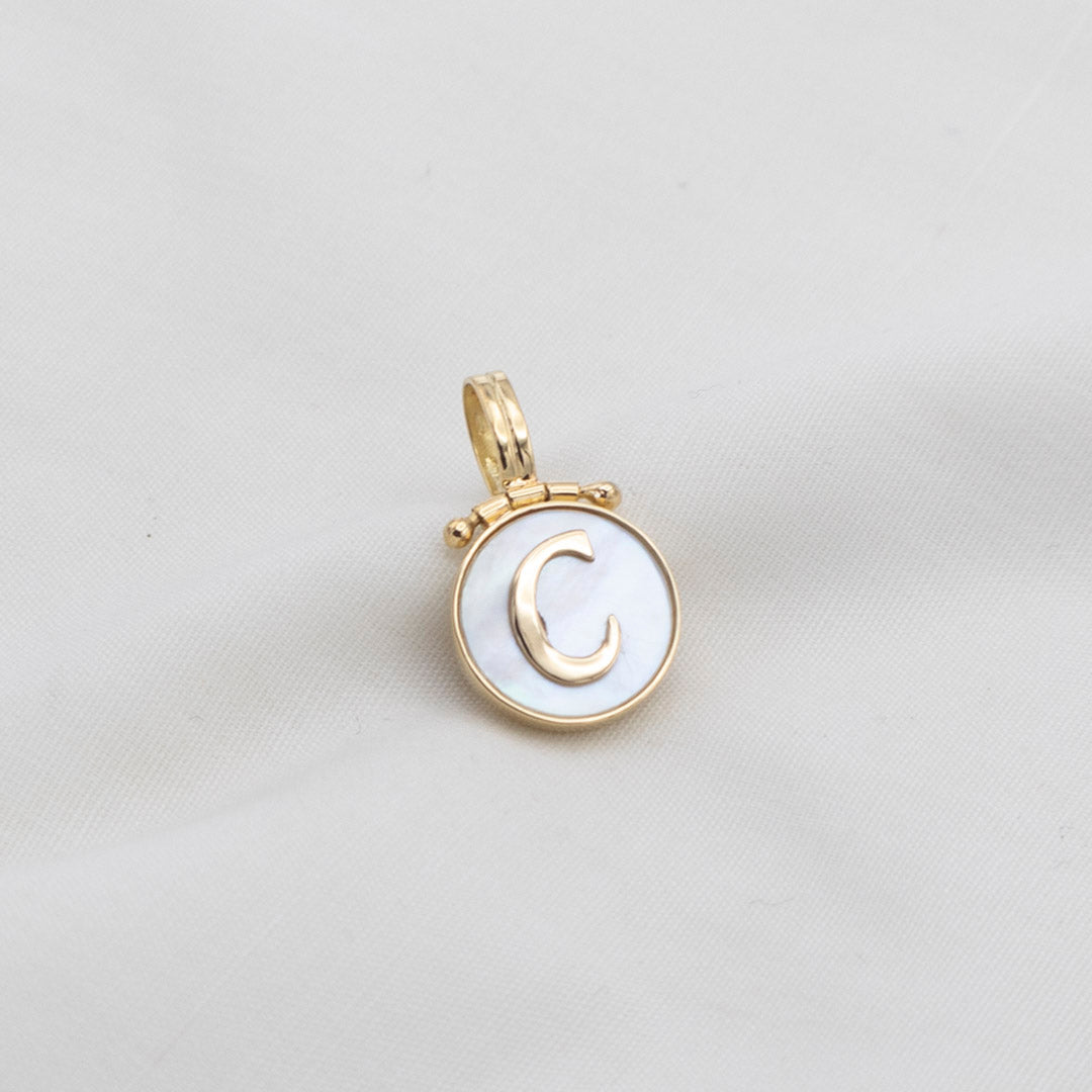 DIJE LETRA C EN ORO 18K CON NÁCAR