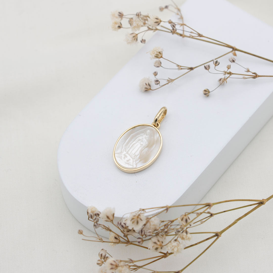 DIJE DE ORO CON NÁCAR VIRGEN DE GUADALUPE