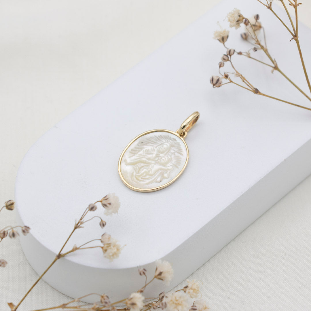 DIJE VIRGEN DE CARMEN NÁCAR CON ORO 18K