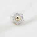 SORTIJA FLOR DE PLATA CON NÁCAR Y LÁMINA DE ORO 18K