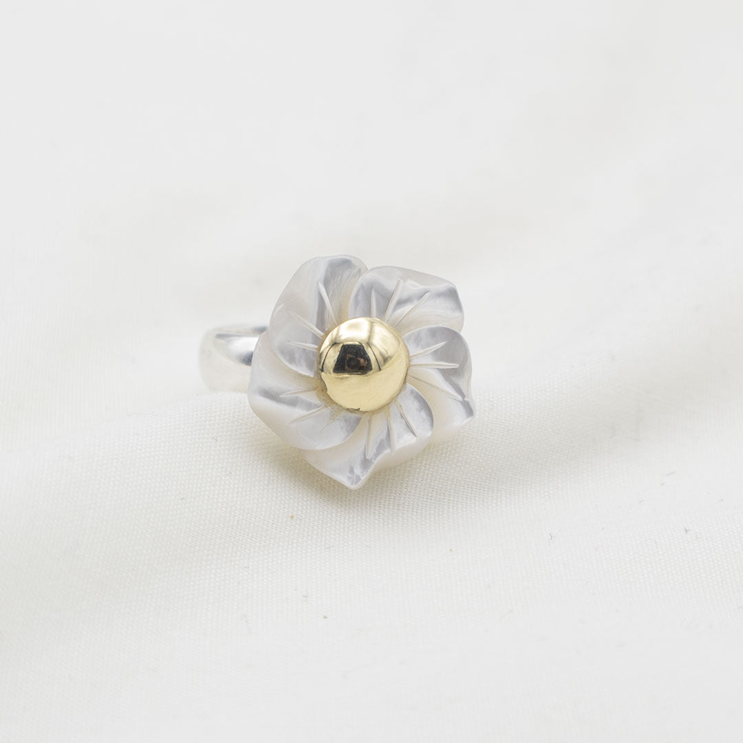 SORTIJA FLOR DE PLATA CON NÁCAR Y LÁMINA DE ORO 18K