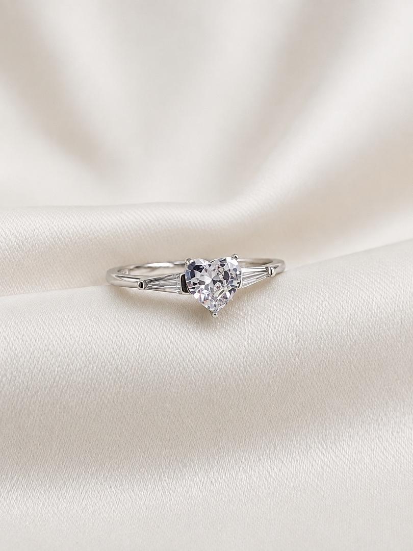 ANILLO DE PLATA LISO CON PIEDRA CORAZON