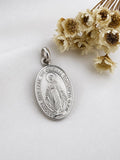 Dije de plata de Virgen