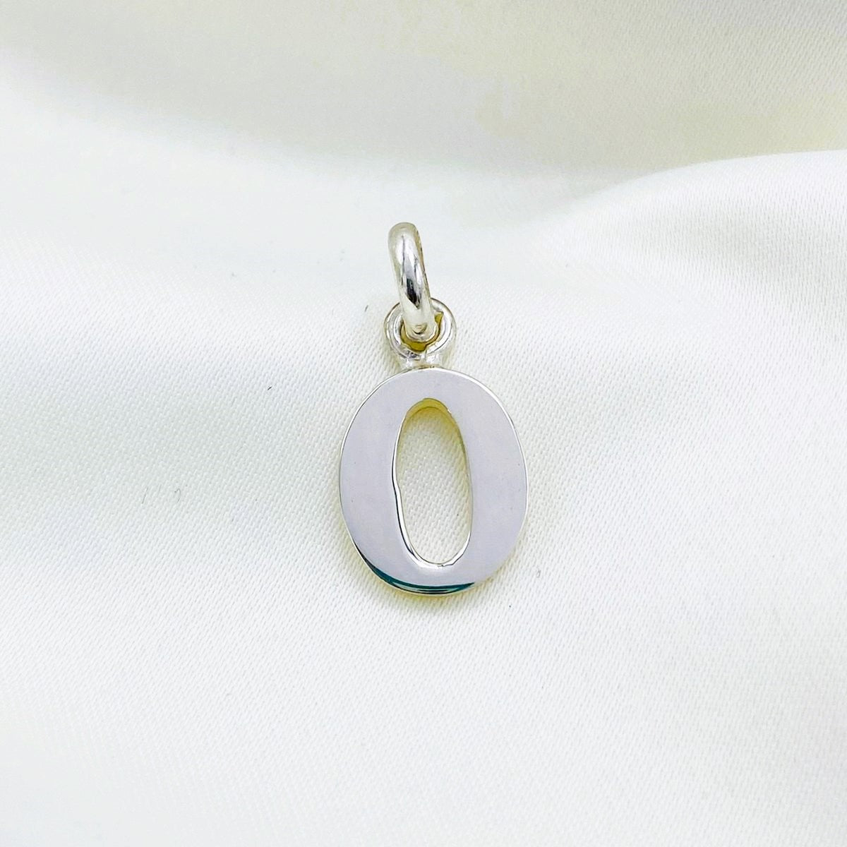 DIJE DE PLATA INCIAL O