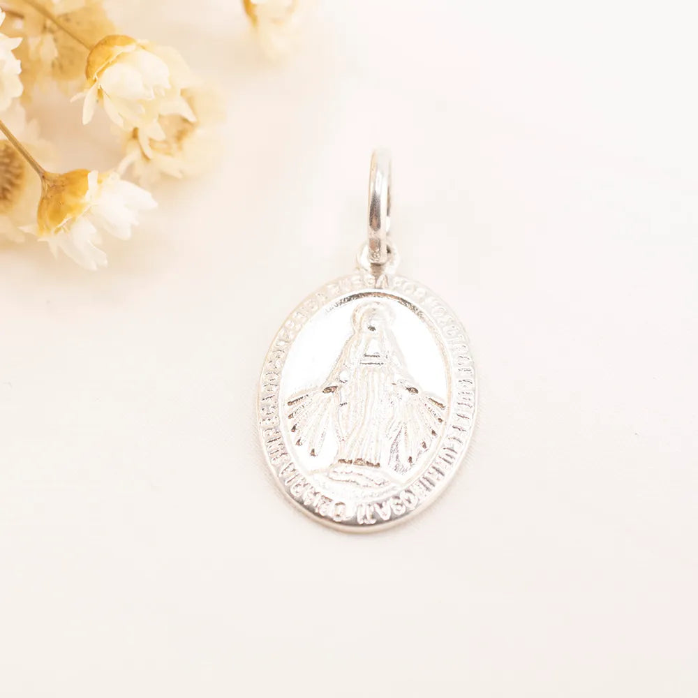 Dije de plata de la Virgen de la Medalla Milagrosa