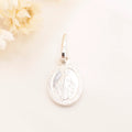 Dije de plata de la Virgen de la Medalla Milagrosa