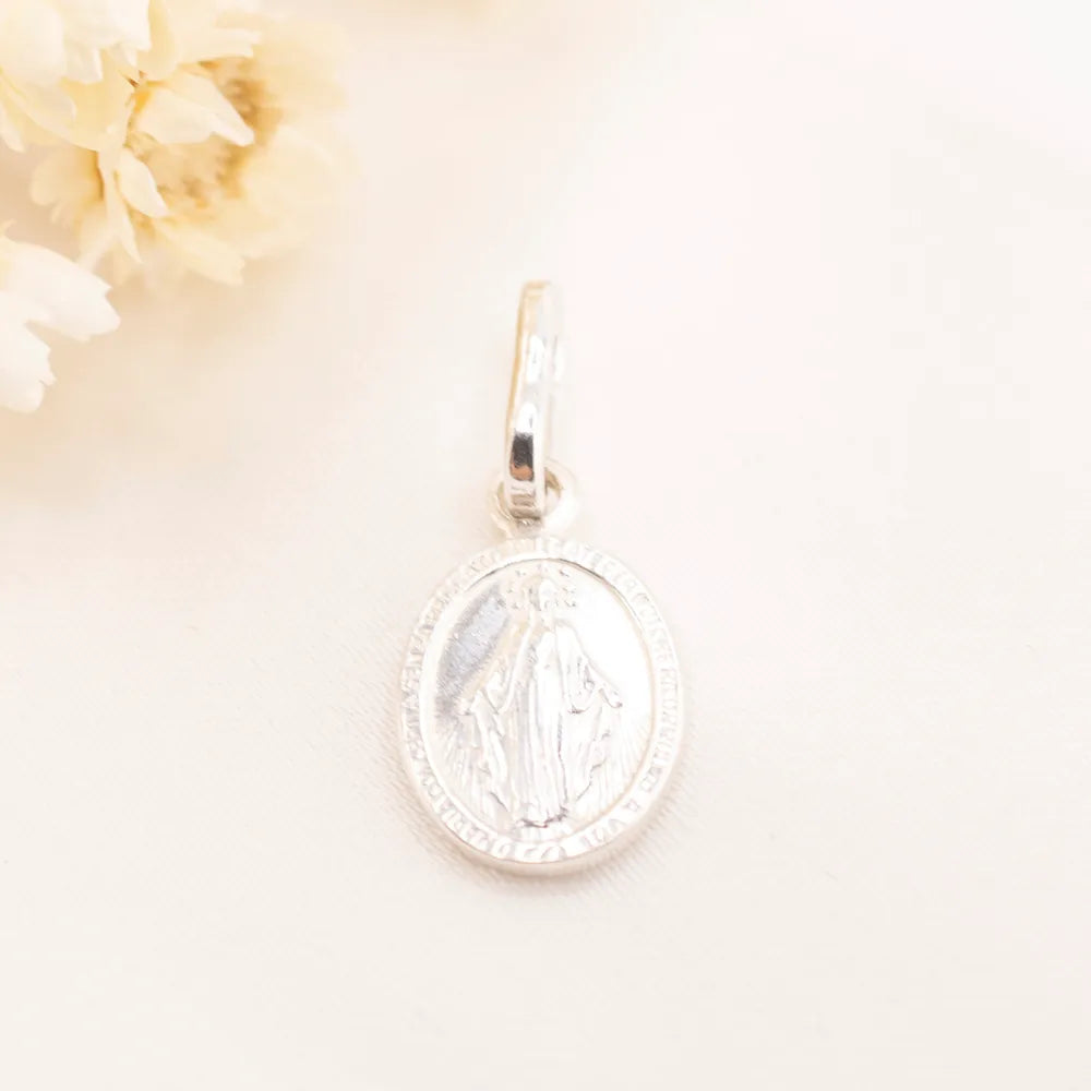 Dije de plata de la Virgen de la Medalla Milagrosa